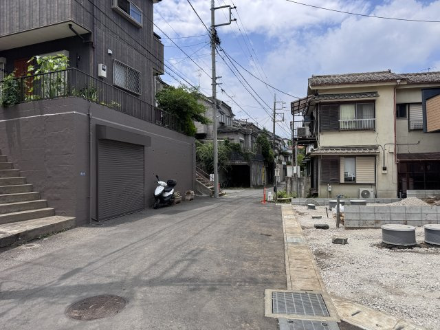 市川市曽谷４丁目新築戸建（曽谷16期）の前面道路含む現地写真|南西側前面道路・幅員約5ｍ