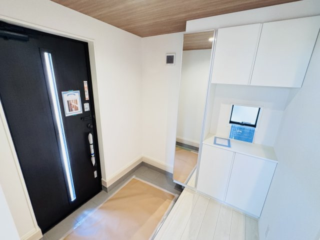 市川市曽谷４丁目新築戸建（曽谷16期）の玄関|玄関ホール・ミラー付きシューズボックス