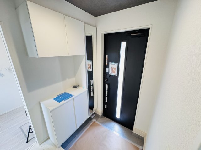 市川市曽谷４丁目新築戸建（曽谷16期）の玄関|玄関ホール・ミラー付きシューズボックス