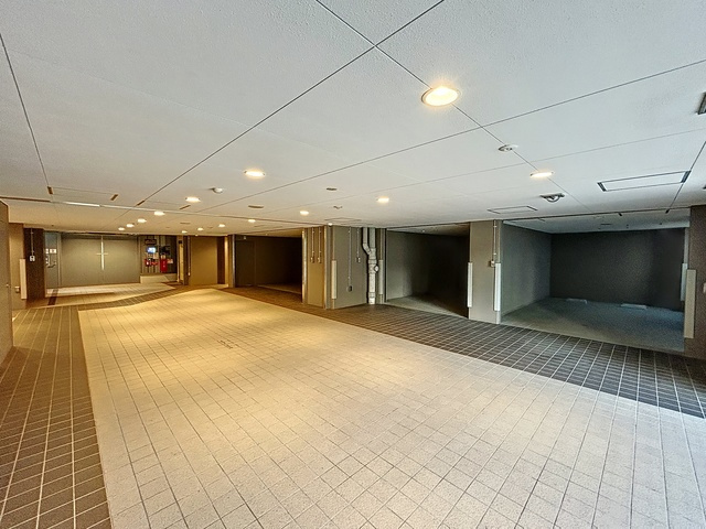 神戸市中央区海岸通１丁目の賃貸マンションの駐車場