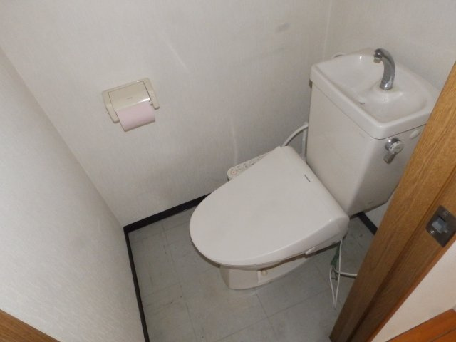 神戸市灘区鹿ノ下通３丁目の賃貸マンションのトイレ