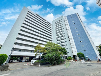 【外観】 | 戸山ハイツ27号棟 | 流行に左右されず、将来にわたって価値が継続する「上質」な佇まい。おしゃれな雰囲気や自然の潤い、親しみやすさといった個性が街に新たな価値をもたらしています。