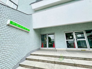 【エントランス】 | 戸山ハイツ27号棟 | エントランスや駐車場、ちょっとしたお庭部分のお手入れが行き届いていてとてもキレイでした。資産価値を高める部分としては重要なことです。