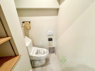 【トイレ】 | 戸山ハイツ27号棟 | 清潔感と落ち着きに配慮されたトイレスペース。シンプルで洗練された空間が、毎日を快適に支えてくれます。 