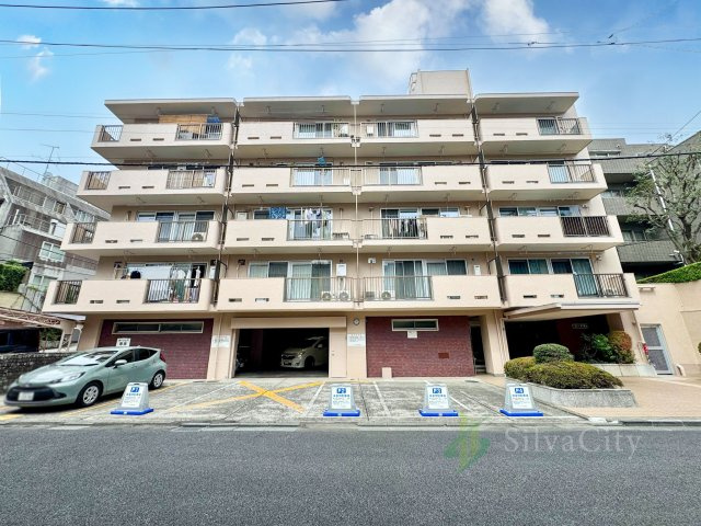 コープ戸山台の外観|流行に左右されず、将来にわたって価値が継続する「上質」な佇まい。おしゃれな雰囲気や自然の潤い、親しみやすさといった個性が街に新たな価値をもたらしています。