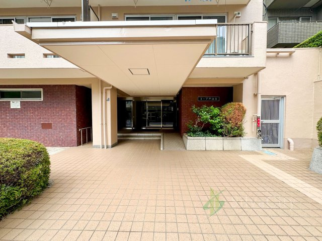 コープ戸山台のエントランス|落ち着きと気品に満ちたエントランス空間。住まいの第一印象を美しく彩り、日々の暮らしに特別感を与えてくれます。 