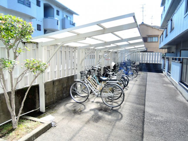 高槻市東五百住町２丁目の賃貸マンションの駐車場