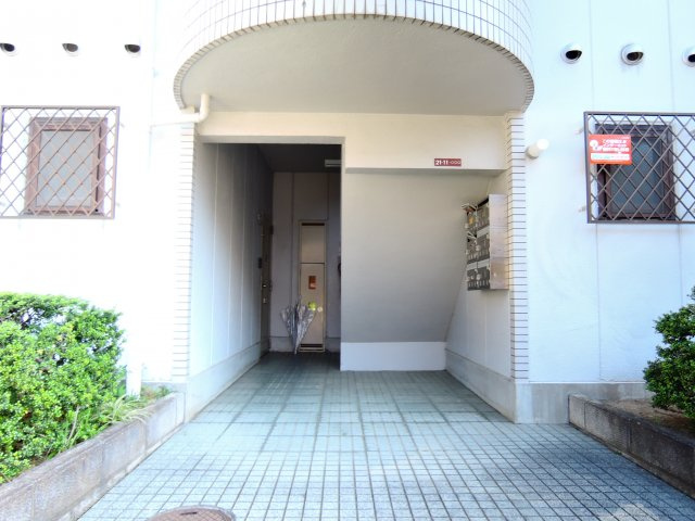 高槻市東五百住町２丁目の賃貸マンションのエントランス