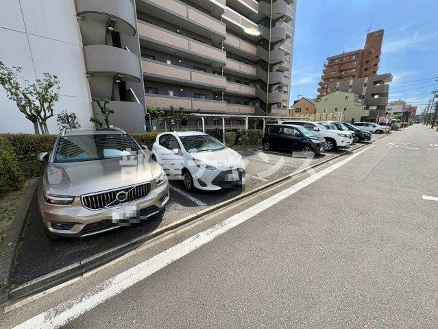 レジディア日比野の駐車場