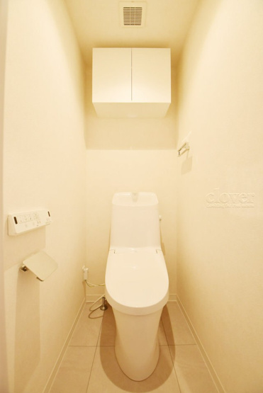 【トイレ】 | アイルカナーレ浅草 | 温水洗浄便座付き　上部に収納を備えたトイレです。自宅の中でも最もプライベートな空間だからこそ、ほしい「落ち着き」がここにあります。～即日のご見学可能～　お問合せはお気軽にどうぞ。
