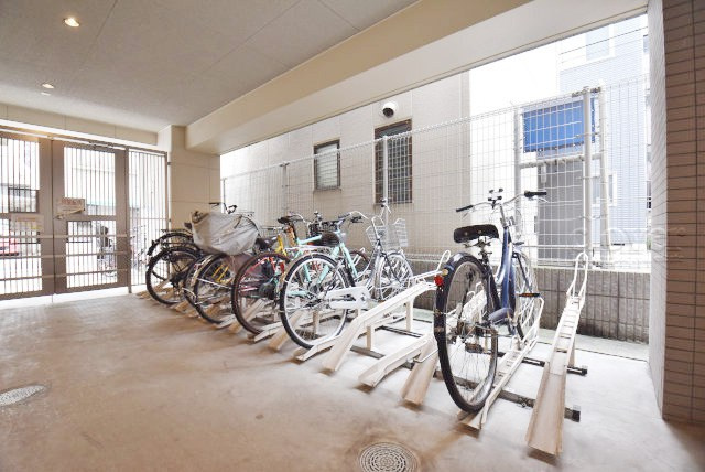 【駐輪場】 | アイルカナーレ浅草 | 自転車置き場。マンションの共用部にあたります。空きの有無や駐輪料金、各戸の台数制限などについては、改めてお問い合わせください。～即日のご見学可能～　お問合せはお気軽にどうぞ。