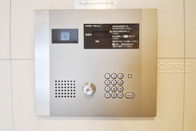 【防犯設備】 | アイルカナーレ浅草 | モニター（カメラ）付きのオートロックが備えられています。建物のセキュリティ能力の高さは、欠かすことのできないチェックポイントになります。～即日のご見学可能～　お問合せはお気軽にどうぞ。