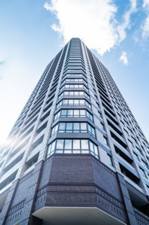 【外観】 | クレヴィアタワー大阪本町 | 【外観】近代西洋建築をモチーフとした、クラシカルなイメージをデザイン。