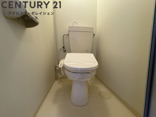 温水洗浄便座付きのトイレです♪