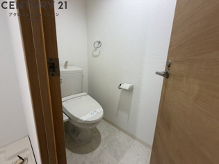 温水洗浄便座付きのトイレです♪