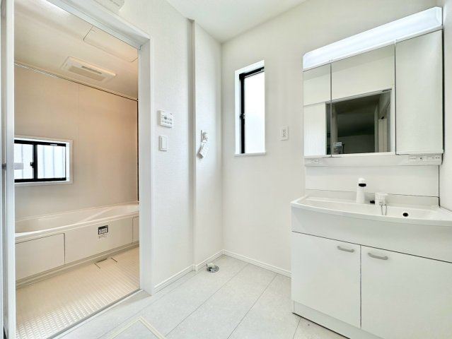 ハートフルタウン　刈谷市築地町２期の独立洗面台|家族が一緒に使いやすい洗面スペース。収納も充実し、朝の忙しい時間の短縮にも役立ちます。									
									