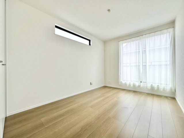 ハートフルタウン　刈谷市築地町２期の洋室|陽当りの良い洋室は、寝室や趣味の部屋、収納スペースなど、ライフスタイルに合わせて多目的に活用できる空間です。									
									