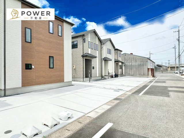 ハートフルタウン　刈谷市築地町２期の前面道路含む現地写真|十分な幅が確保されており、車の出し入れもスムーズ。お子様の送り迎えなど、日常の動作も快適に行えます。									
									