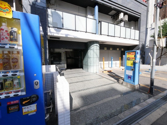 Blue Bee桜川駅前のエントランス
