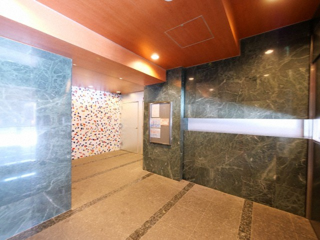 Blue Bee桜川駅前のロビー