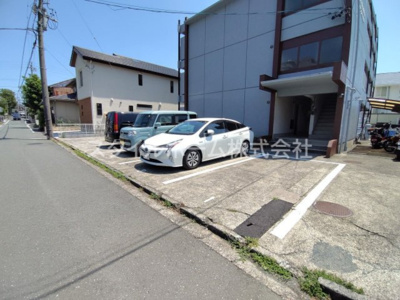 【駐車場】 | グラッセ前田 | 駐車場に車を止められます