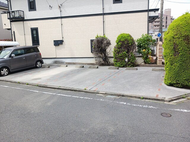 クレメント花塚の駐車場