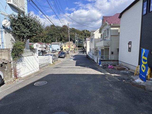 松戸市上本郷新築戸建【上本郷小学校：9分】の前面道路含む現地写真|北側前面道路