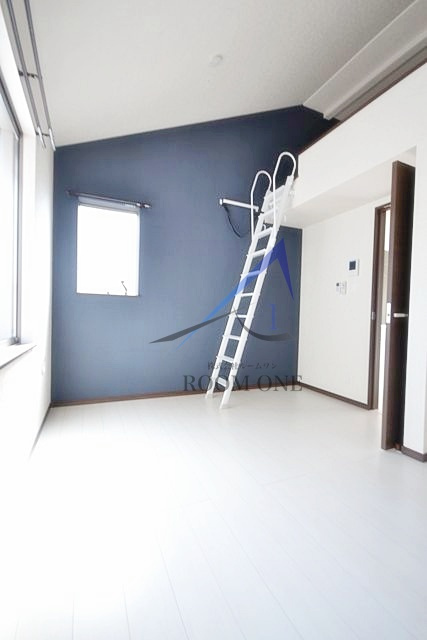 ストラーダ本町通の居間・リビング|洋室のお部屋です。
