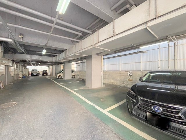 フルーレ新大阪ビルの駐車場