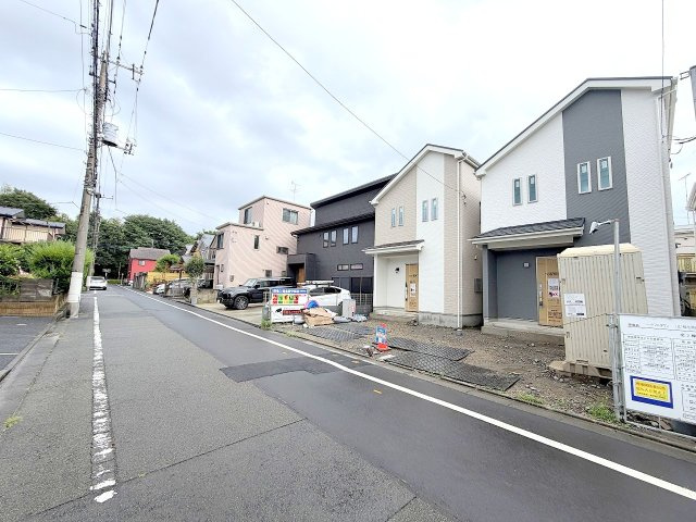 福生市南田園2丁目　新築戸建の前面道路含む現地写真