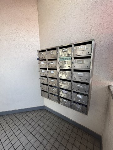 鍵はご自身で付けるタイプの集合ポストです♪
