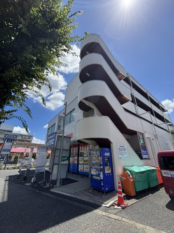 エレベーターは無く、階段です♪