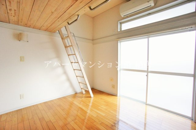レオパレス豊四季の居間・リビング