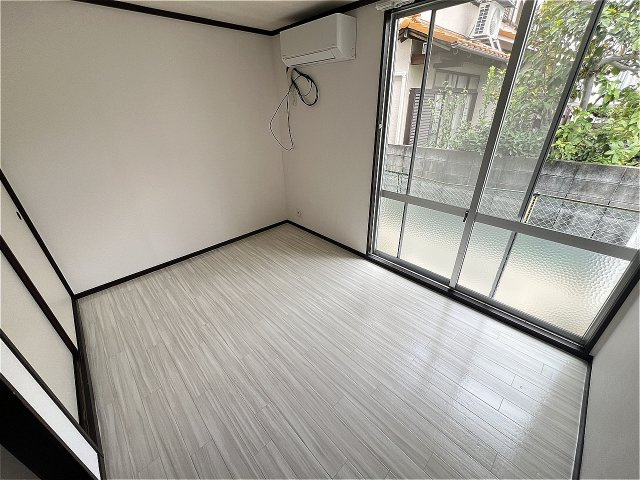 メゾン岡町の洋室