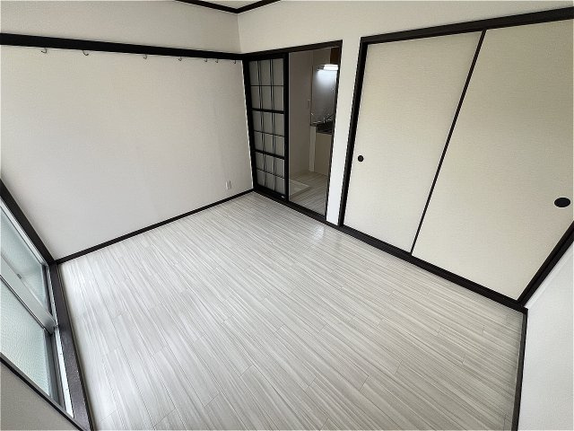 メゾン岡町の洋室
