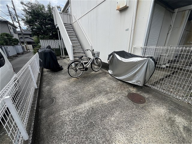 メゾン岡町の駐車場