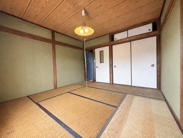 東住吉区住道矢田８丁目の和室|木目の天井と畳が落ち着いた印象の和室。寝室や客間としても使いやすい一室です♪