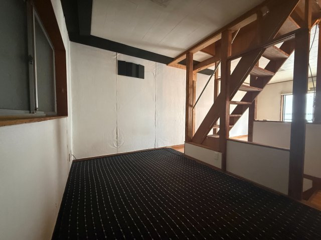 東住吉区住道矢田８丁目の洋室|リビング横の居室として使いやすく、広がりを感じられる間取りです。生活スタイルに合わせて柔軟に活用でき
