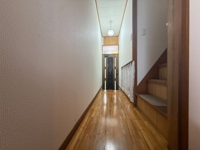 東住吉区住道矢田８丁目の内装|奥行きのある廊下で、玄関から室内までゆとりを感じられます。木目調の床があたたかい雰囲気です◎