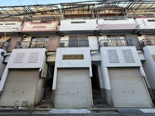 東住吉区住道矢田８丁目の外観|シャッター付き車庫のある外観。前面道路から建物の雰囲気が分かりやすい写真です♪