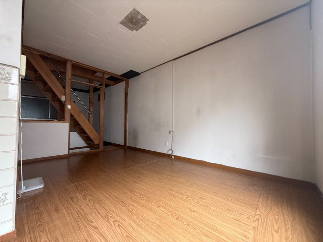 東住吉区住道矢田８丁目の内装|キッチンと居室がつながる使いやすいLDK。木目調の床が室内にあたたかみを感じさせます。