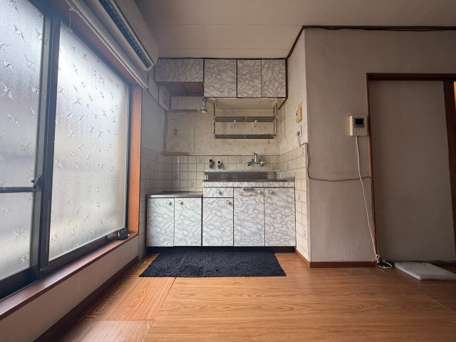 東住吉区住道矢田８丁目のキッチン|窓付きのキッチンで、調理中の換気もしやすいです。収納棚もあり、日用品を整理しやすい仕様です。