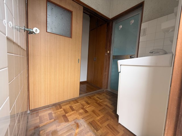 東住吉区住道矢田８丁目の独立洗面台|独立洗面台付き。窓から光が入り、明るさを感じられる洗面スペースです。