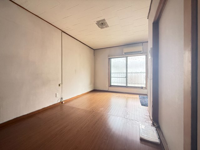 東住吉区住道矢田８丁目の洋室|家具の配置がしやすいシンプルな洋室。窓から光が入り、明るさを感じられるお部屋です。