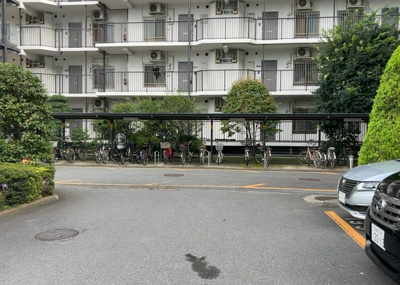 【駐輪場】 | 相模大野ハイライズ | 敷地内には住民用の駐輪場スペースもしっかりと確保されています。相模大野駅周辺は平坦地が多いため、自転車を利用したお買い物や毎日の移動も快適に行えます。空き区画の有無はお気軽にご確認ください。