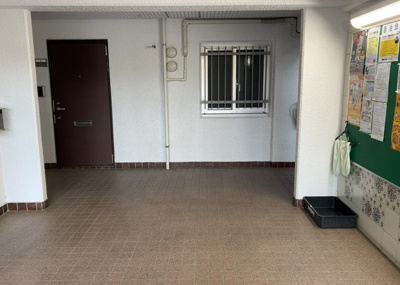 【ロビー】 | 相模大野ハイライズ | 住まい手同士の歓談やちょっとした休憩に活用できるラウンジスペースです。総戸数317戸の大型マンションならではのゆとりある共用空間で、整然と管理された居心地の良い雰囲気を現地でご確認ください。
