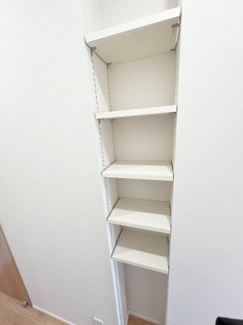 キッチンそばに棚があるのでパントリー代わりに使えます！