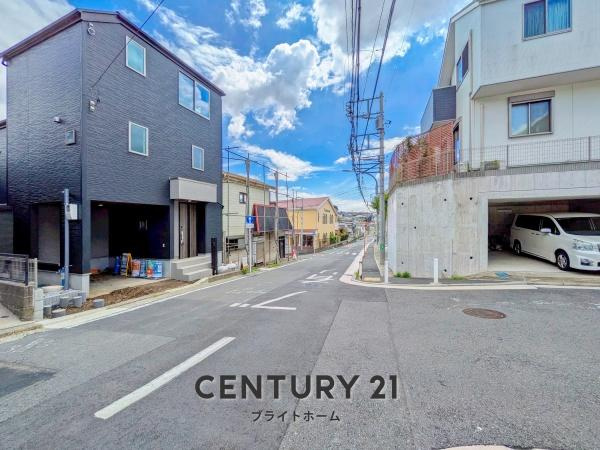 横浜市港南区芹が谷１丁目の新築一戸建の前面道路含む現地写真|前面道路が広いので、安心して駐車可能です！
是非現地へお越しください。