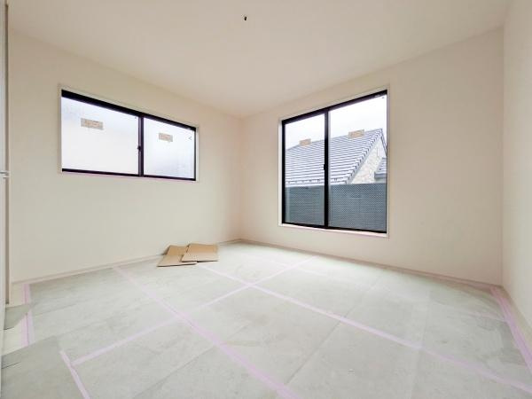 横浜市都筑区川和町の新築一戸建の洋室|二面採光の明るく、落ち着きのある洋室！
休日はこちらでおくつろぎ下さい♪