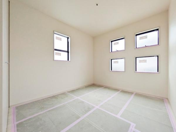 横浜市都筑区川和町の新築一戸建の洋室|クローゼットもあるので収納にも困りません！
荷物が多い方にも安心です。